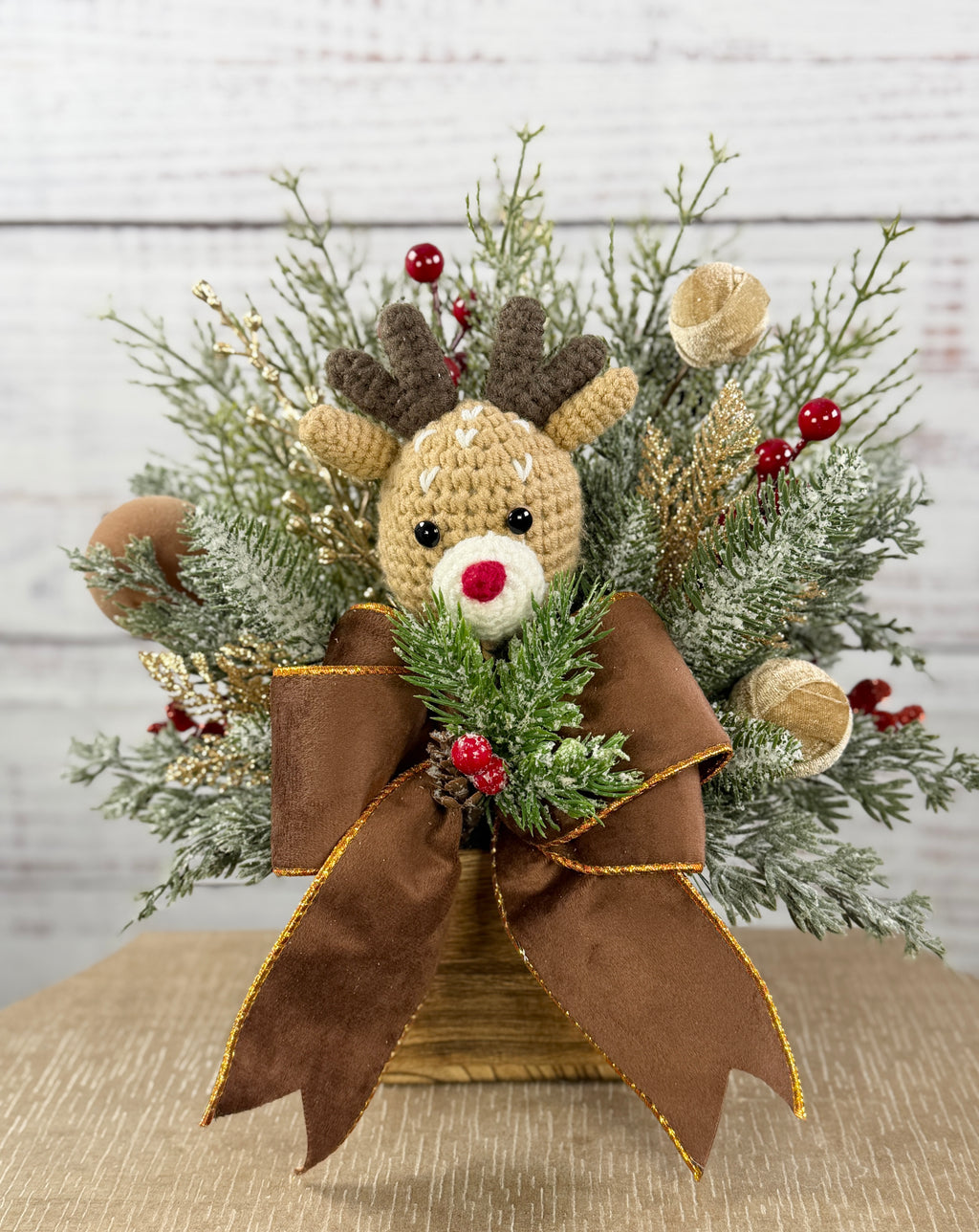 Full reindeer arrangement in wood cube