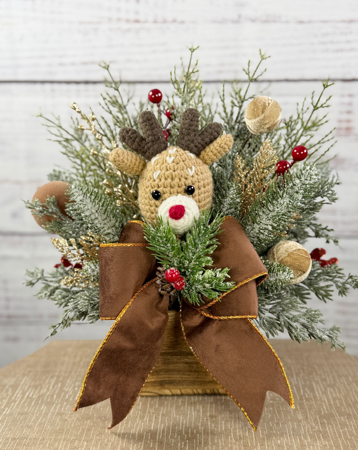 Full reindeer arrangement in wood cube